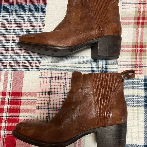 UGG Collection, made in Italy… Women’s Ankle Leather Boots, w/ shearling sole. - Picture 9 of 12